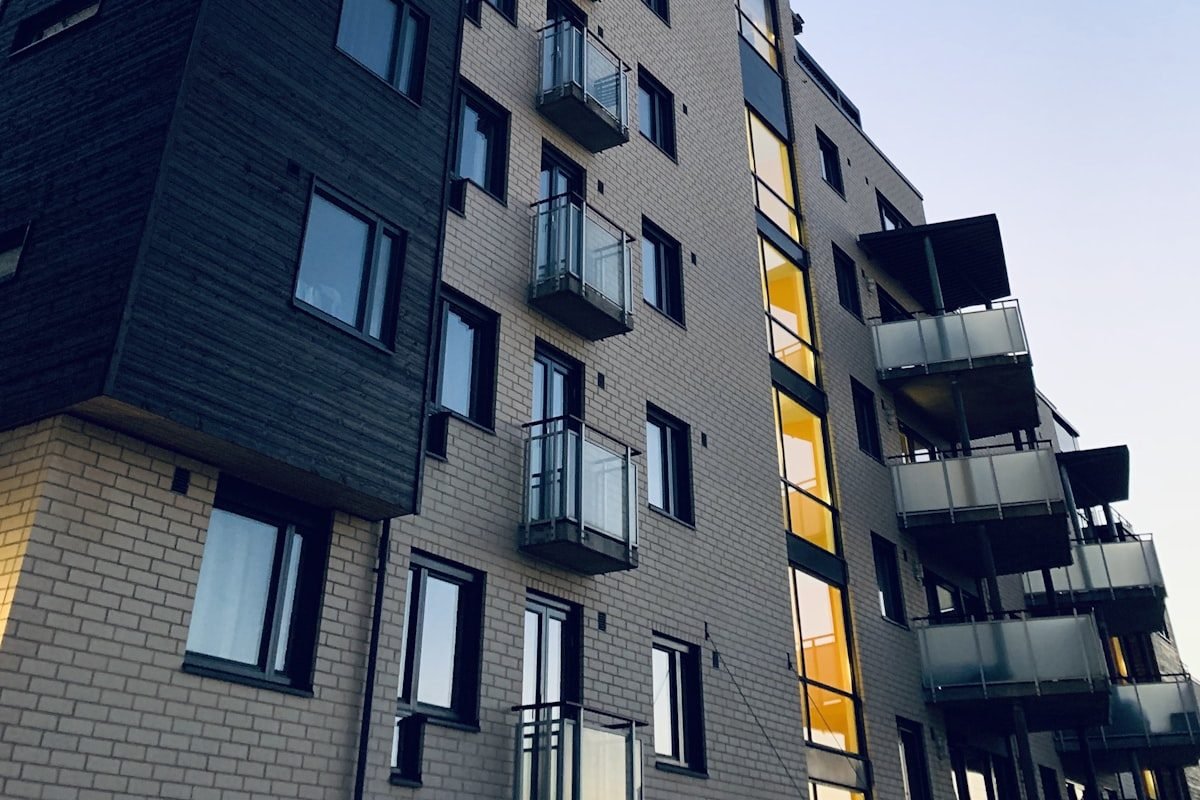 Edificios de viviendas modernos vistos desde abajo contra el cielo