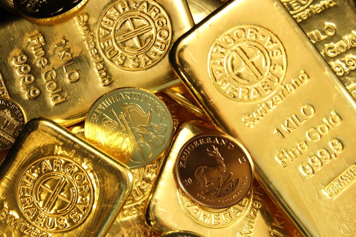 Colección de lingotes y monedas de oro con marcas troqueladas